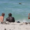 Ludivine Sagna joue les photographes pour son époux Bacary et ses fans sur la plage de Miami durant leurs vancances, le 23 juillet 2014