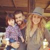 Shakira avec Gerard Piqué et son fils Milan à la campagne le 23 juillet 2014.