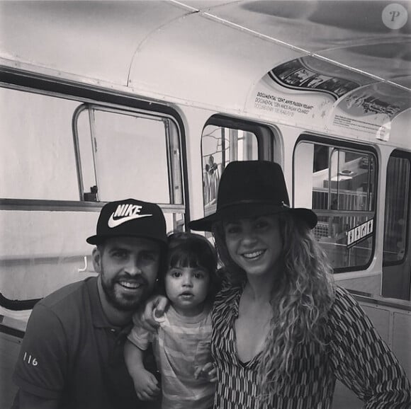 Shakira avec Gerard Piqué et son fils Milan à Barcelone le 20 juillet 2014. 