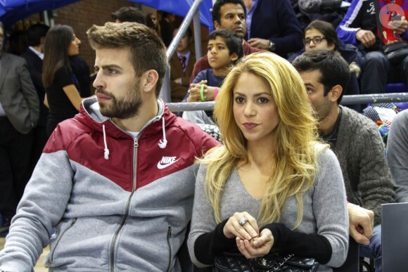 Gerard Piqué et Shakira assistent au match de basket-ball Fenerbahce contre Barcelone, à Barcelone, le 30 novembre 2013.