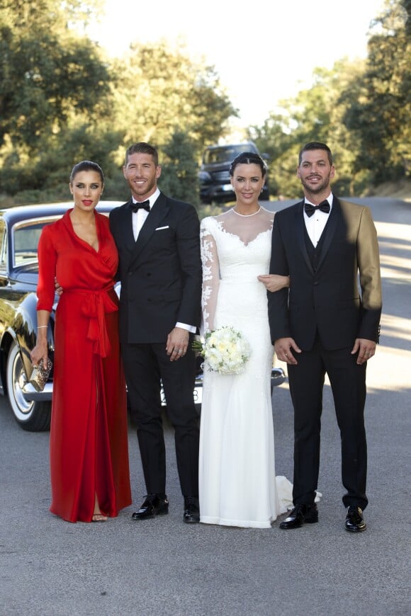 Le footballeur Sergio Ramos avec sa belle Pilar Rubio au mariage de son frère René Ramos et Vania Millan au château de Vinuelas à Madrid, le 20 juillet 2014.