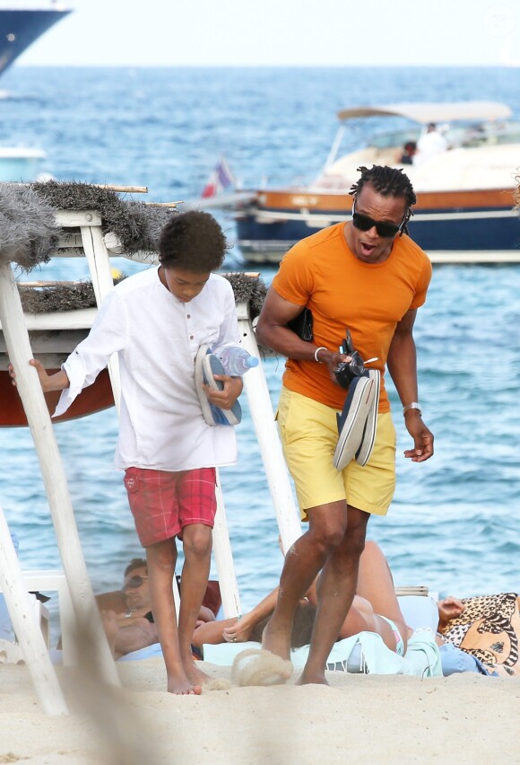 Edgar Davids au Club de 55 à Saint-Tropez avec un jeune garçon qui pourrait être son fils, le 24 juillet 2014