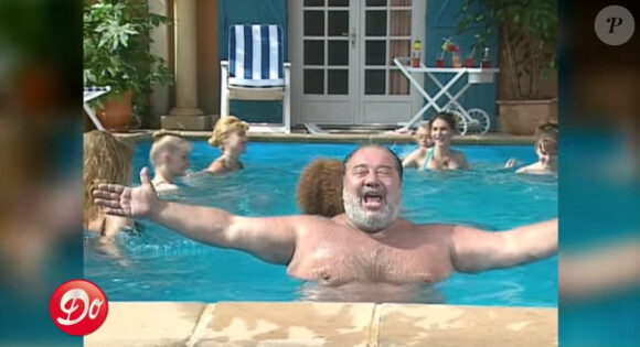 Marie Drucker dans le clip de Carlos, Tout nu et tout bronzé, en 1993.