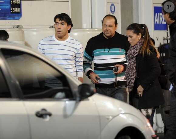 Carlos Tevez revient dans son quartier natal de Fuerte Apache avec sa femme Vanessa ansilla pour participer à un match amical près de Buenos Aires le 1er juillet 2013. 