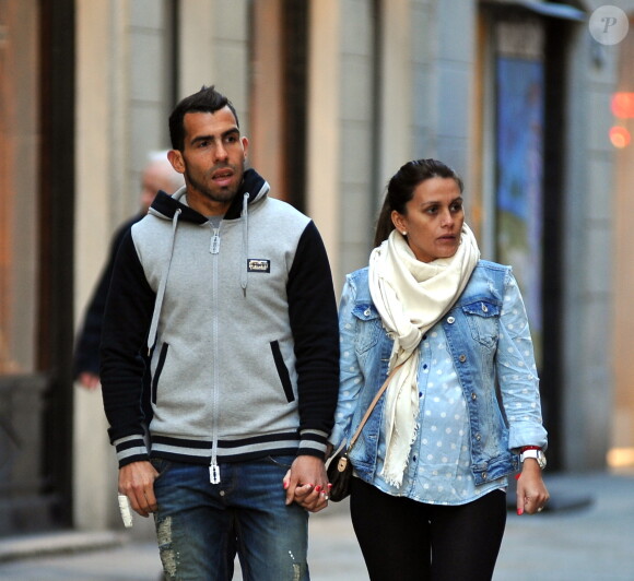 Carlos Tevez et sa femme Vanessa, enceinte, à Milan le 24 février 2014.