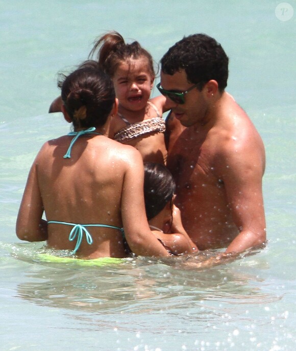Exclusif - Carlos Tévez, en vacances à Miami le 27 juin 2012 avec sa femme Vanessa Mansilla et leurs filles Florencia et Katia