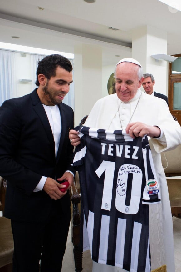 Le pape François avec Carlos Tevez au Vatican le 12 novembre 2013