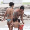 Carlos Tévez avec sa famille sur une plage de Miami le 25 juin 2012