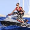 Justin Bieber fait du jet ski lors de ses vacances à Ibiza. Le 30 juillet 2014.