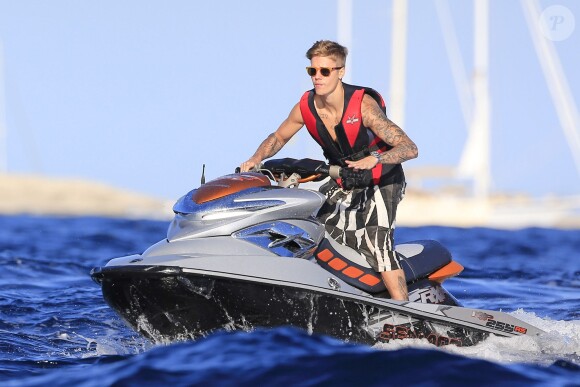 Justin Bieber fait du jet ski lors de ses vacances à Ibiza. Le 30 juillet 2014.