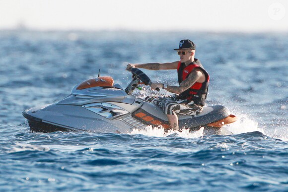 Justin Bieber fait du jet-ski à Ibiza, le 30 juillet 2014.