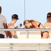 Justin Bieber, en vacances sur un yacht avec l'actrice Michelle Rodriguez et des amis. Ibiza, le 30 juillet 2014.