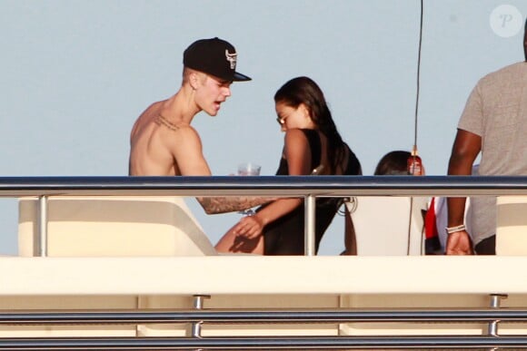 Justin Bieber et le mannequin Shanina Shaik, en vacances sur un yacht à Ibiza. Le 30 juillet 2014.