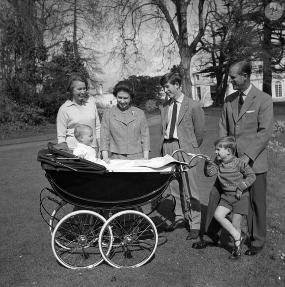 La reine Elizabeth II lors de ses 39 ans en avril 1965 avec le duc d'Edimbourg et leurs enfants Anne, Edward, Charles et Andrew à Windsor.