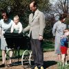 Le duc d'Edimbourg surveille le prince Edward, bébé, sous les yeux de la princesse Anne, en avril 1965 à Windsor.