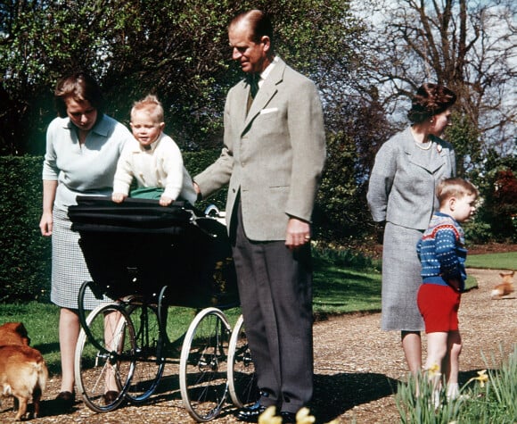 Le duc d'Edimbourg surveille le prince Edward, bébé, sous les yeux de la princesse Anne, en avril 1965 à Windsor.