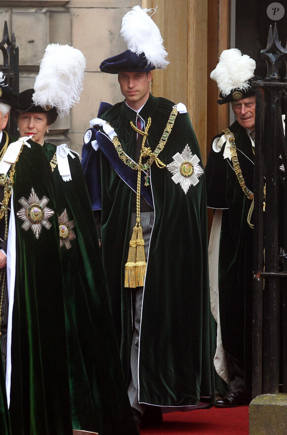 La princesse Anne, le prince William et le duc d'Edimbourg lors de la cérémonie de l'ordre du chardon le 5 juillet 2012 à Edimbourg.
