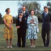 Le prince Philip et la reine Elizabeth II avec leurs enfants la princesse Anne, le prince Edward, le prince Andrew et le prince Charles en 1976