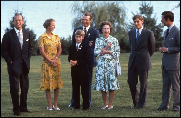 Le prince Philip et la reine Elizabeth II avec leurs enfants la princesse Anne, le prince Edward, le prince Andrew et le prince Charles en 1976
