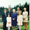La reine Elizabeth II et le duc d'Edimbourg à Balmoral en avril 1999, entourés de leurs petits-enfants.