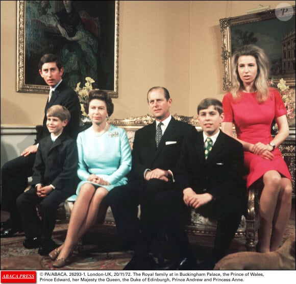 Elizabeth II et le duc d'Edimbourg entourés de leurs enfants Charles, Edward, Andrew et Anne, en novembre 1972 à Buckingham Palace.