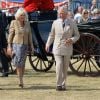 Arrivée pittoresque, en calèche, pour le prince Charles et Camilla Parker-Bowles au Sandringham Flower Show le 30 juillet 2014, dans le Norfolk.