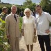 Le prince Charles et Camilla Parker Bowles, duchesse de Cornouailles, au restaurant de l'école de restauration "River Cottage HQ" à Axminster le 15 juillet 2014