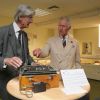 Le prince Charles, parrain des services secrets britanniques, a pu tester la machine Enigma au quartier général des communications à Scarboroough, le 30 juillet 2014