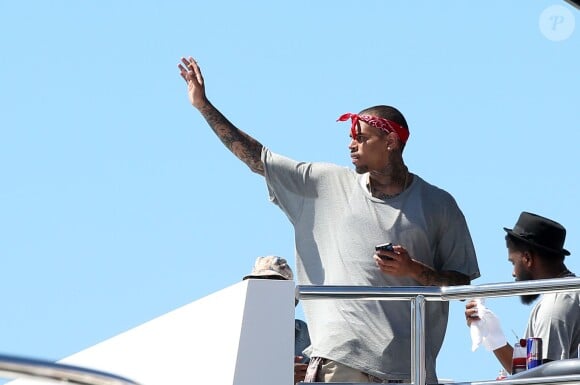 Chris Brown et son entourage se détendent sur un bateau à Saint-Tropez. Le 31 juillet 2014.
