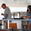 Chris Brown et une amie descendent sur le port de Saint-Tropez, le 31 juillet 2014.