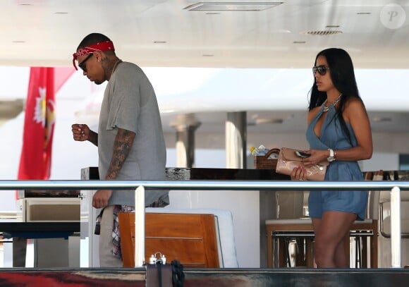 Chris Brown et une amie descendent sur le port de Saint-Tropez, le 31 juillet 2014.