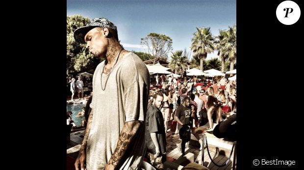  De passage à Saint-Tropez, Chris Brown et son entourage se détendent au Nikki Beach puis sur leur bateau. Le 31 juillet 2014. 