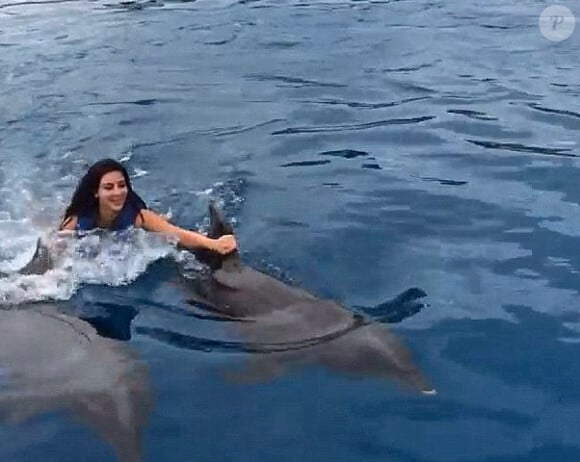 Kim Kardashian a nagé avec les dauphins lors de ses vacances au Mexique