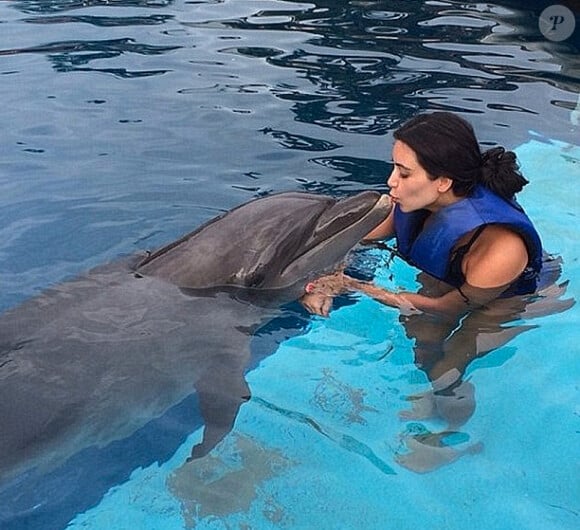 Kim Kardashian a nagé avec les dauphins lors de ses vacances au Mexique. La belle s'est attirée les foudres de la PETA