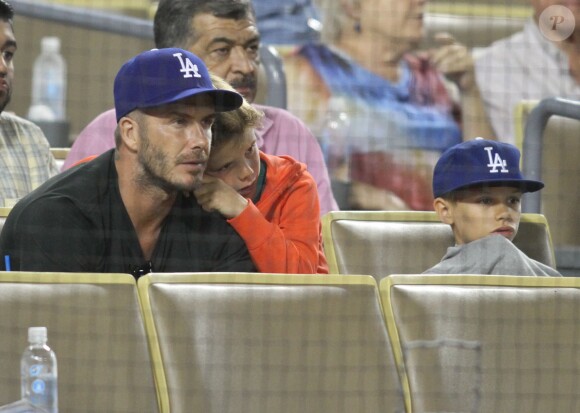 Sortie entre hommes pour les Beckham ! David Beckham et ses fils Cruz et Romeo ont assisté au match de baseball Los Angeles Dodgers - Chicago Cubs au Dodger Stadium. Los Angeles, le 1er août 2014.