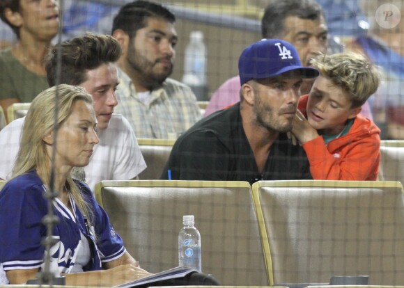 David Beckham et ses fils Brooklyn et Cruz assistent au match de baseball des Los Angeles Dodgers au Dodger Stadium. Los Angeles, le 1er août 2014.