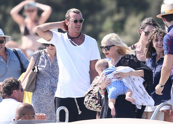 Gwen Stefani, son mari Gavin Rossdale et leur fils Apollo Rossdale quittent le Club 55 à Saint-Tropez, le 1er août 2014.