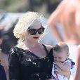 Gwen Stefani, son mari Gavin Rossdale et leurs fils Kingston, Zuma et Apollo Rossdale quittent le Club 55 à Saint-Tropez, le 1er août 2014.