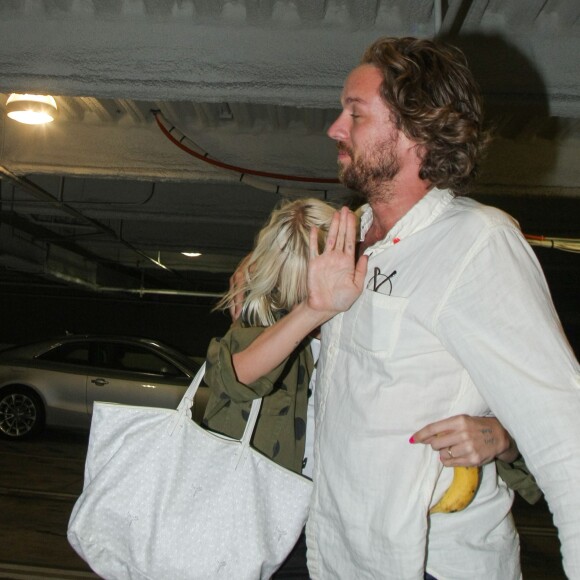 Sia Furler avec son compagnon Erik Anders Lang à Los Angeles, le 12 juillet 2014.