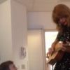 La star Taylor Swift chante pour le jeune Jordan Lee Nickerson, victime du syndrome de Williams, le 3 août 2014.