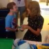 Taylor Swift chante pour le jeune Jordan Lee Nickerson, victime du syndrome de Williams, le 3 août 2014.