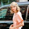 Taylor Swift, toujours aussi élégante dans sa robe courte, va déjeuner au Smile Cafe à New York, le 18 juillet 2014.