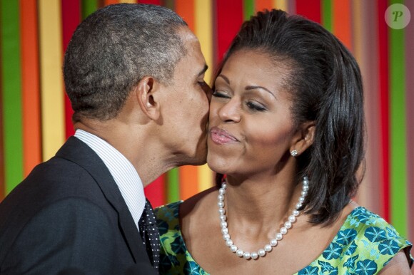 Barack et Michelle Obma partagent un baiser en public, en 2012