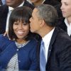 Barack Obama dépose un baiser sur la joue de sa femme le 21 janvier 2013 lors de la cérémonie de son investiture 