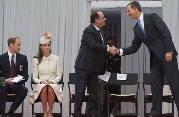 Le roi Felipe VI d'Espagne a pu revoir François Hollande, deux semaines après sa visite inaugurale en France, lors de la cérémonie de commémoration du centenaire de la Première Guerre mondiale, à Liège, en Belgique, le 4 août 2014.