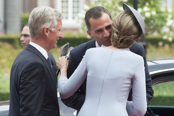 Le roi Felipe VI d'Espagne accueilli par le roi Philippe et la reine Mathilde de Belgique pour la cérémonie de commémoration du centenaire de la Première Guerre mondiale, à Liège, en Belgique, le 4 août 2014.