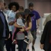 Megan Fox arrive à New York avec son mari Brian Austin Green et son fils Noah dans les bras, le 5 août 2014.