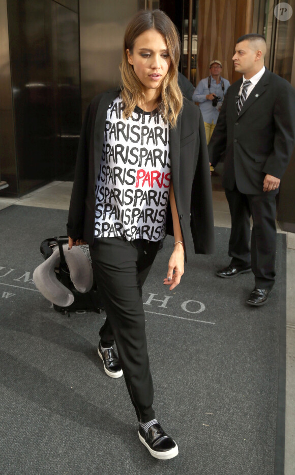 Jessica Alba fait un aller-retour pour se changer au Trump SoHo hotel à New York, le 5 août 2014. 