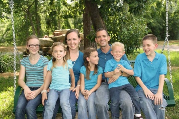 Cassidy Stay (à gauche) et ses parents Stephen et Katie Stay ainsi que ses frères et soeurs Bryan (14 ans), Rebecca (7 ans), Emily (9 ans) et Zachary (4 ans). Photo postée en juillet 2014.