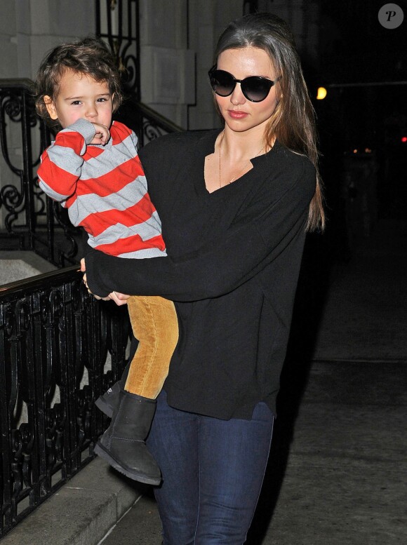 Miranda Kerr et son fils Flynn se baladent dans les rues de New York, le 21 decembre 2013